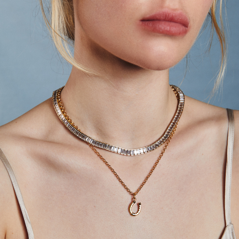 Small fortuna horseshoe on mini belcher